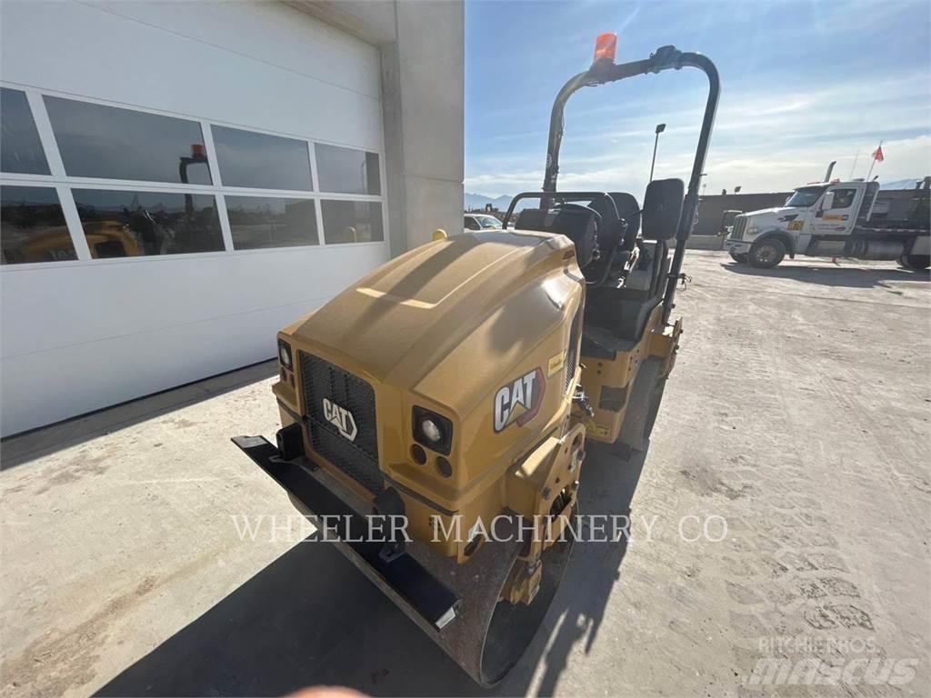 CAT CB2.7 雙輪滾壓機