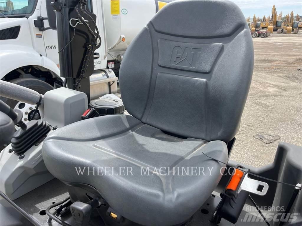 CAT CB2.7 雙輪滾壓機