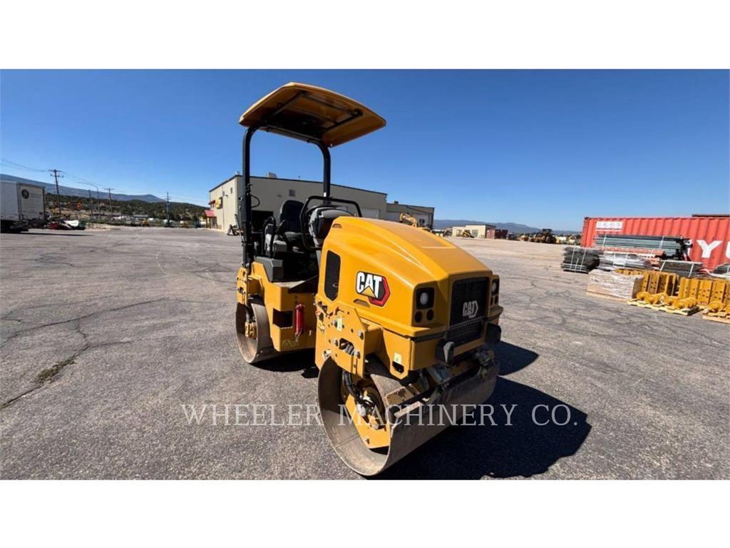 CAT CB2.7 雙輪滾壓機