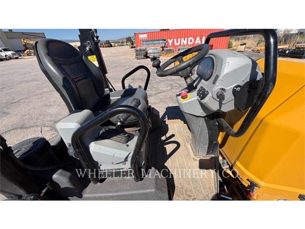 CAT CB2.7 雙輪滾壓機