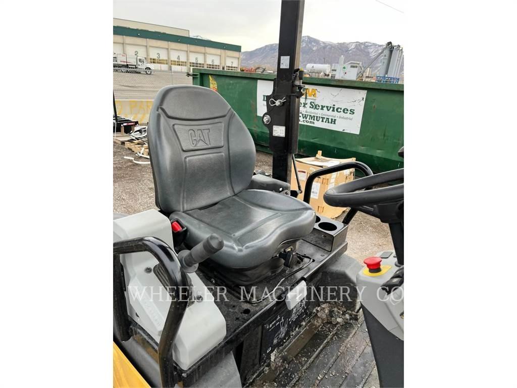 CAT CB2.7 GC 雙輪滾壓機