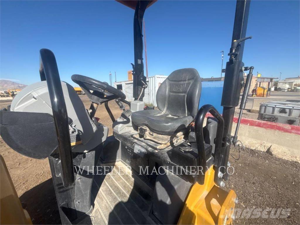 CAT CB2.7 GC 雙輪滾壓機