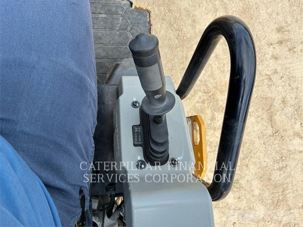 CAT CB2.703 雙輪滾壓機