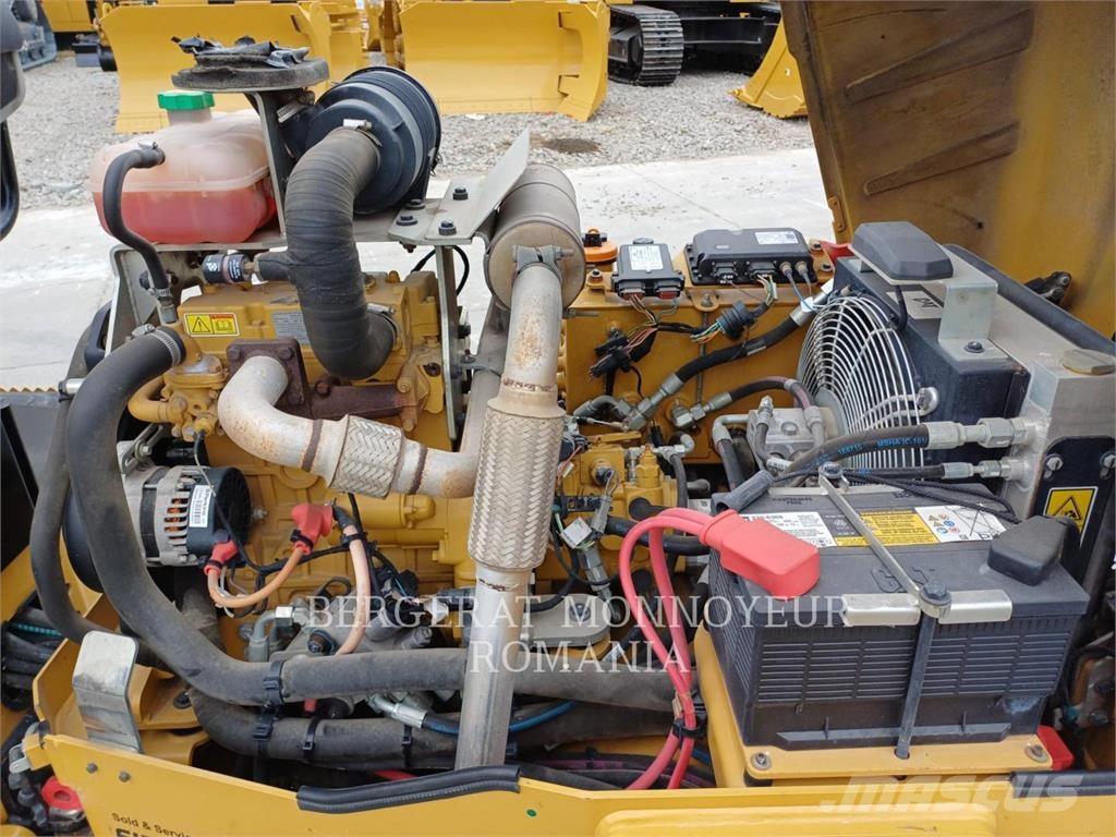 CAT CB2.7LRC 雙輪滾壓機