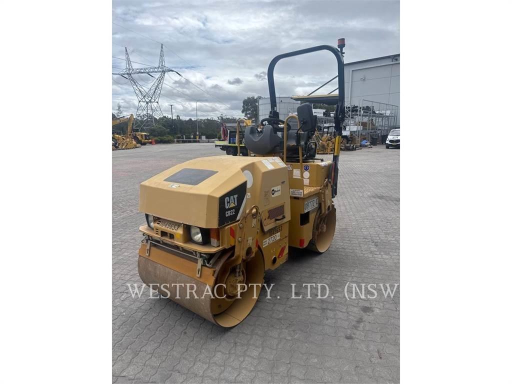 CAT CB22 雙輪滾壓機