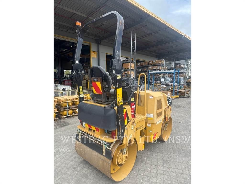 CAT CB22 雙輪滾壓機