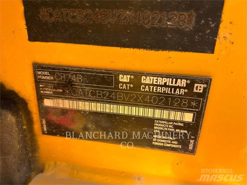 CAT CB24 雙輪滾壓機