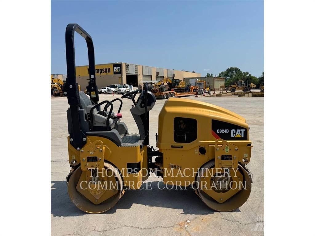 CAT CB24B 雙輪滾壓機