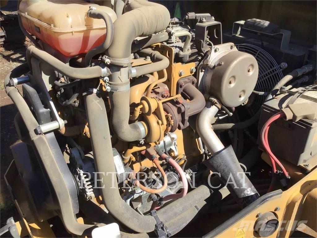 CAT CB24B 雙輪滾壓機