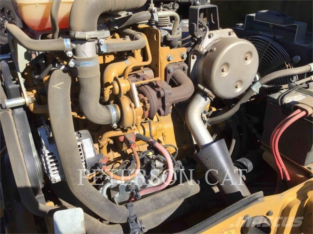 CAT CB24B 雙輪滾壓機