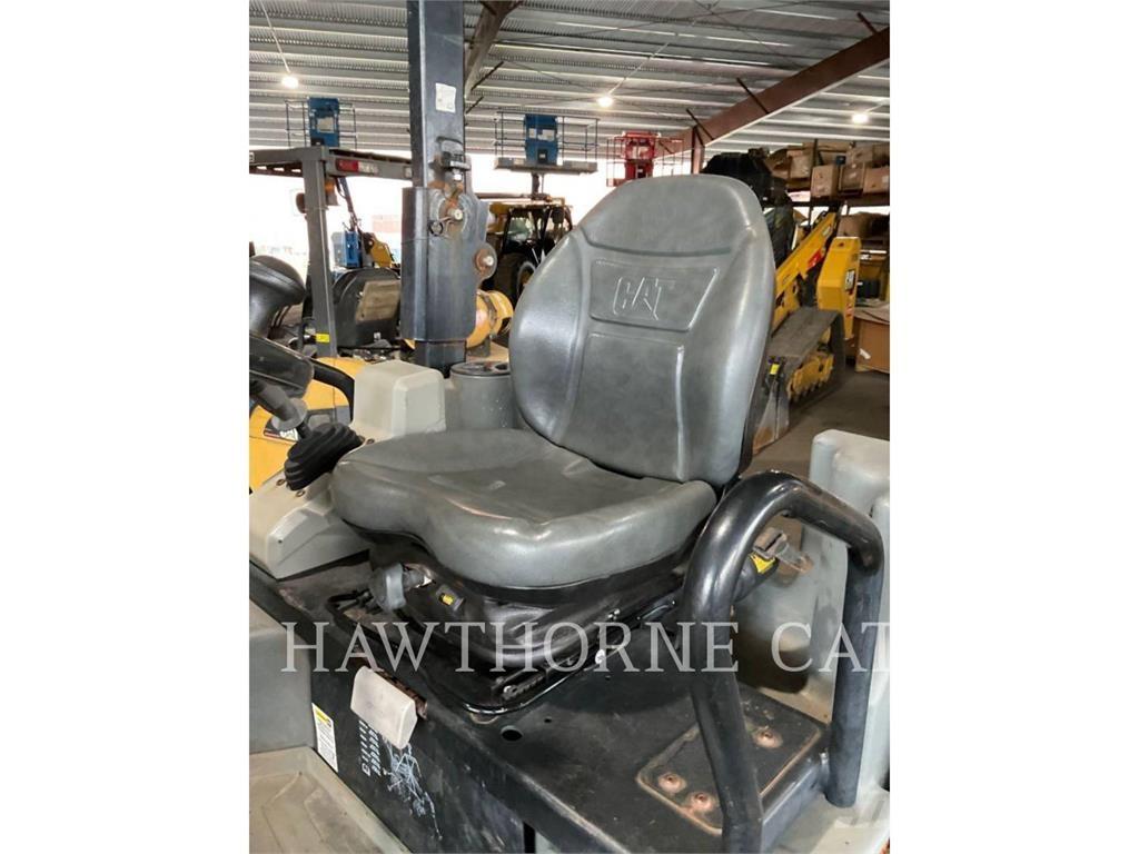 CAT CB24B 雙輪滾壓機