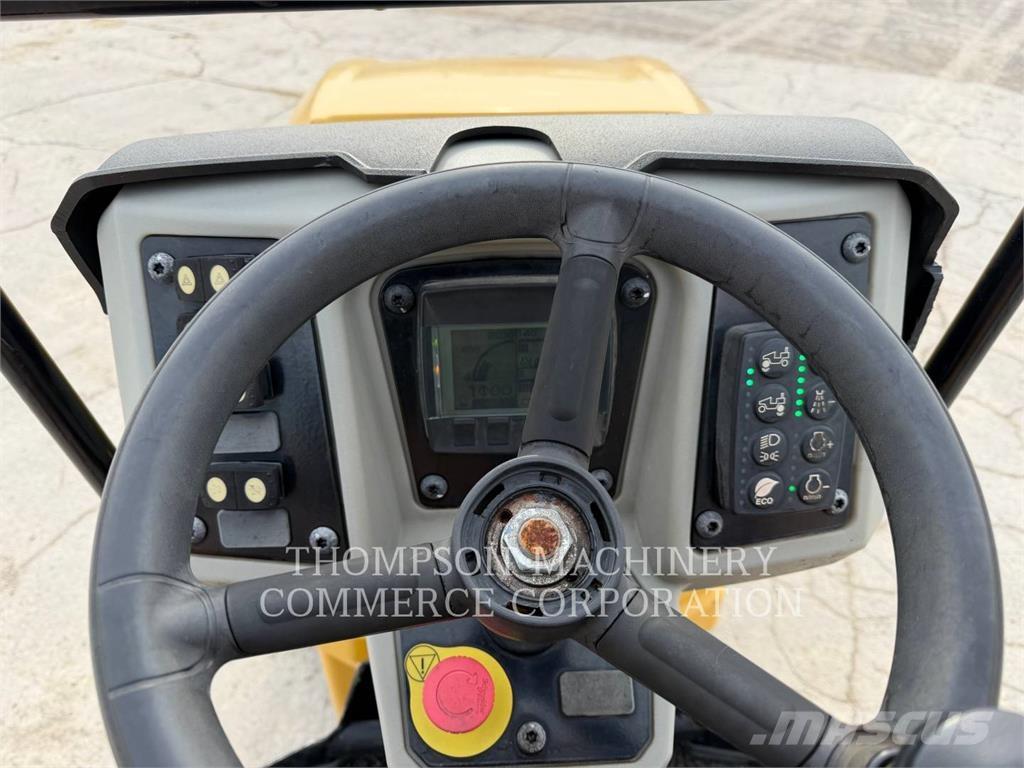 CAT CB24B 雙輪滾壓機