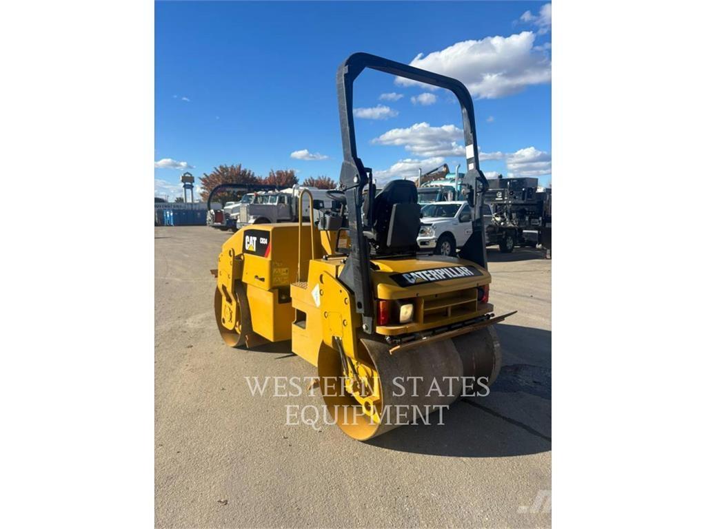 CAT CB34 雙輪滾壓機