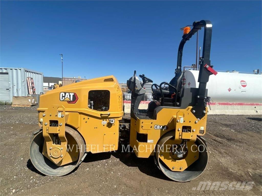 CAT CB4.4 雙輪滾壓機