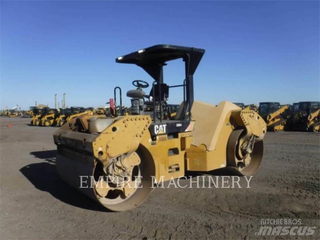 CAT CB64 雙輪滾壓機