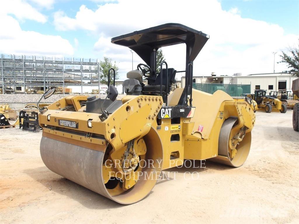 CAT CB64 雙輪滾壓機