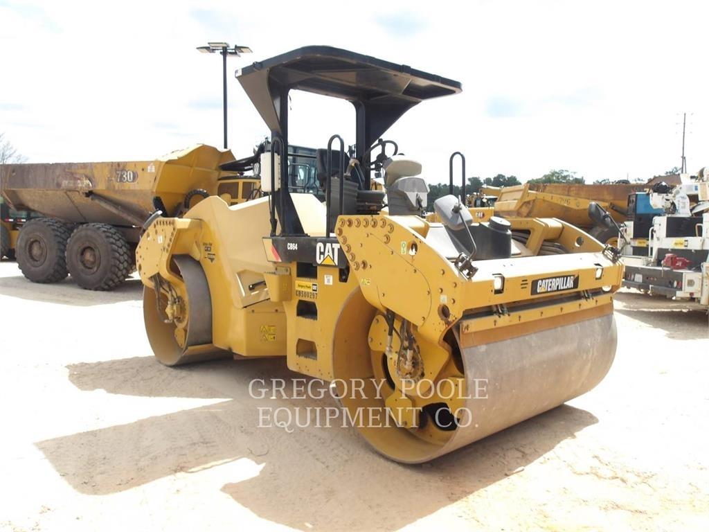 CAT CB64 雙輪滾壓機