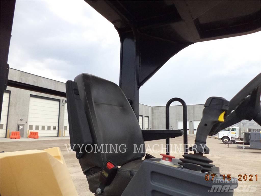 CAT CB64 土壤壓實機