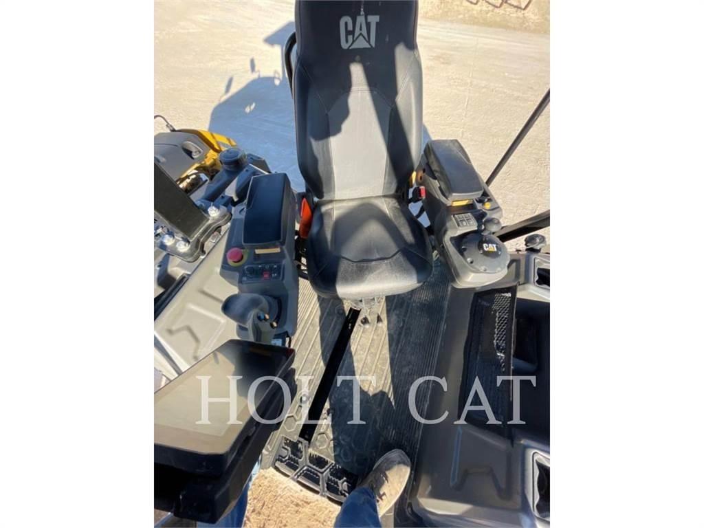 CAT CB7 單輪滾壓機