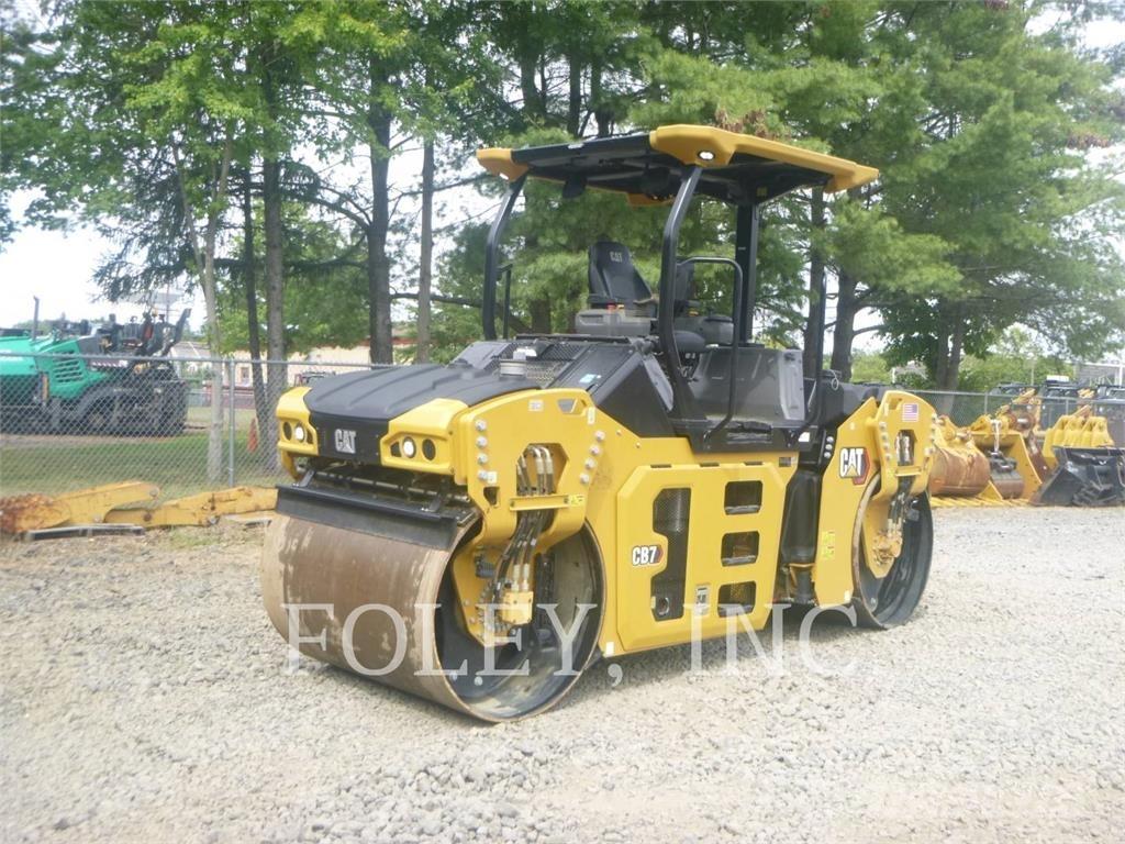 CAT CB7-02 雙輪滾壓機