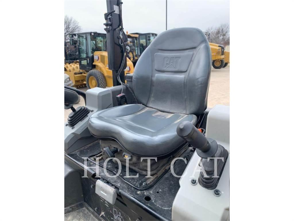 CAT CC4.0 伸縮臂操作車