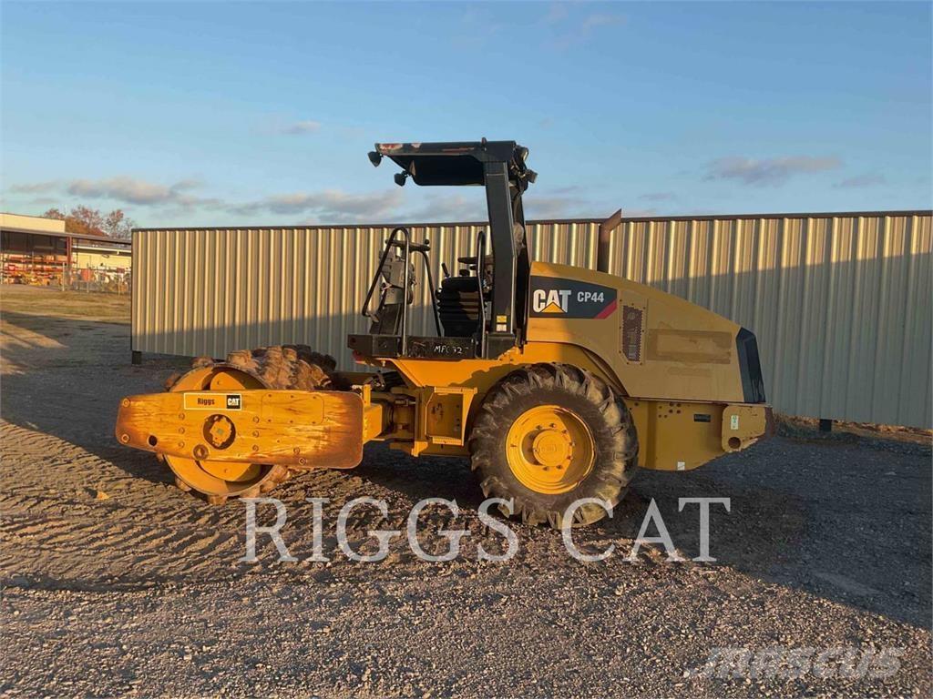CAT CP44 土壤壓實機
