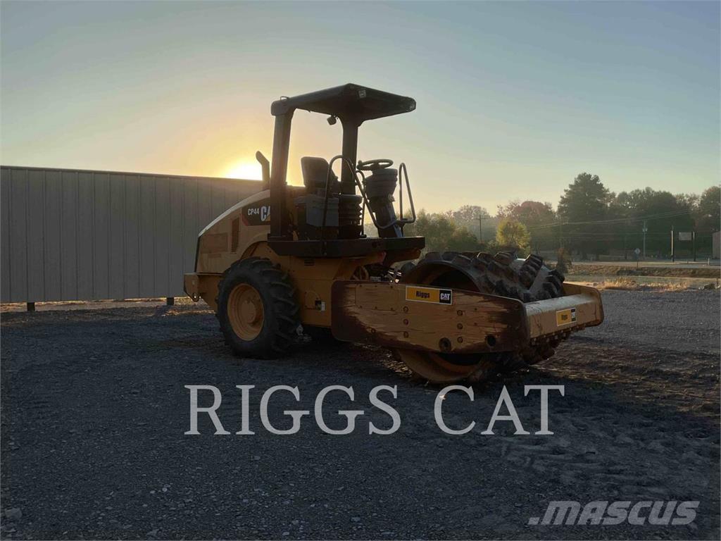 CAT CP44 土壤壓實機