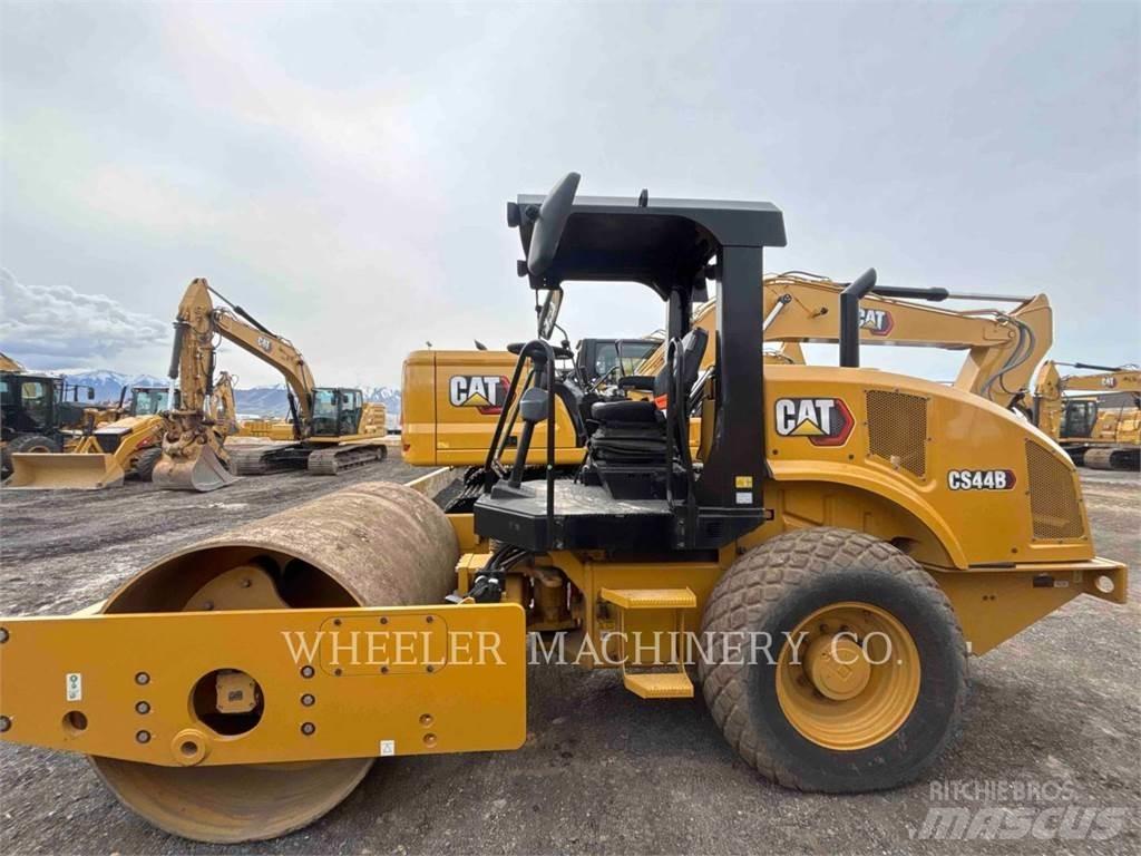 CAT CS44B 單輪滾壓機