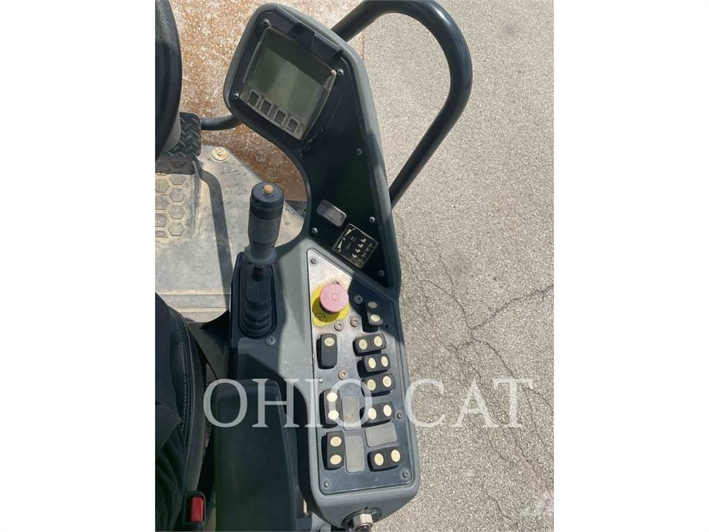 CAT CS44B 複合式滾壓機