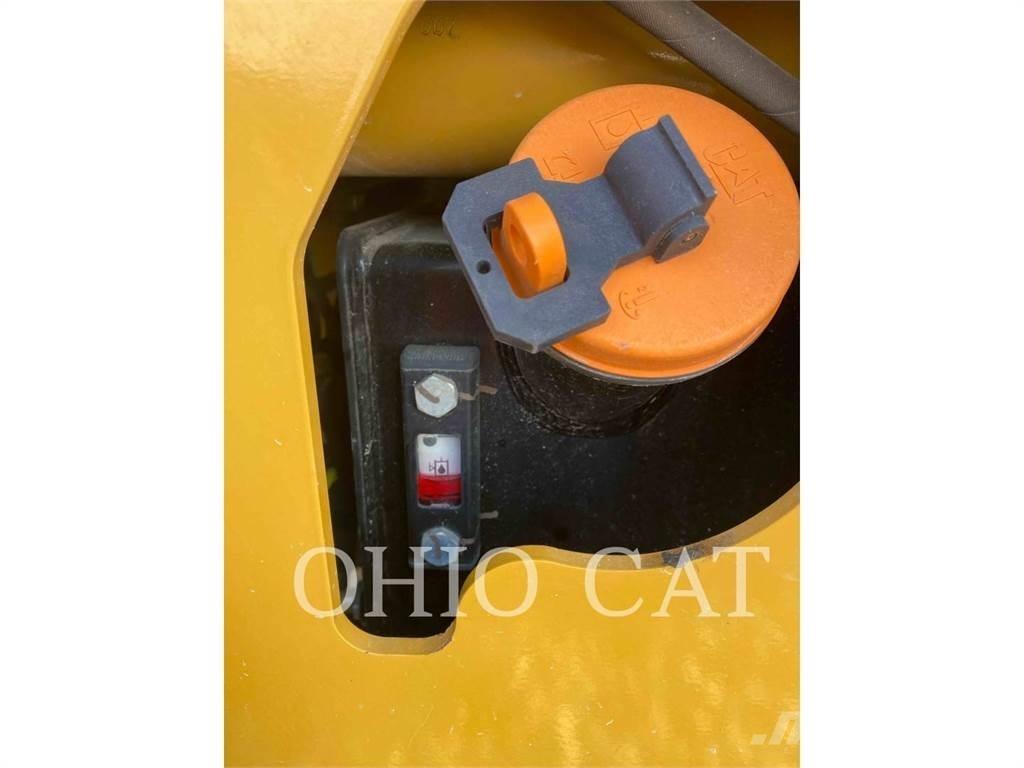 CAT CS44B 複合式滾壓機