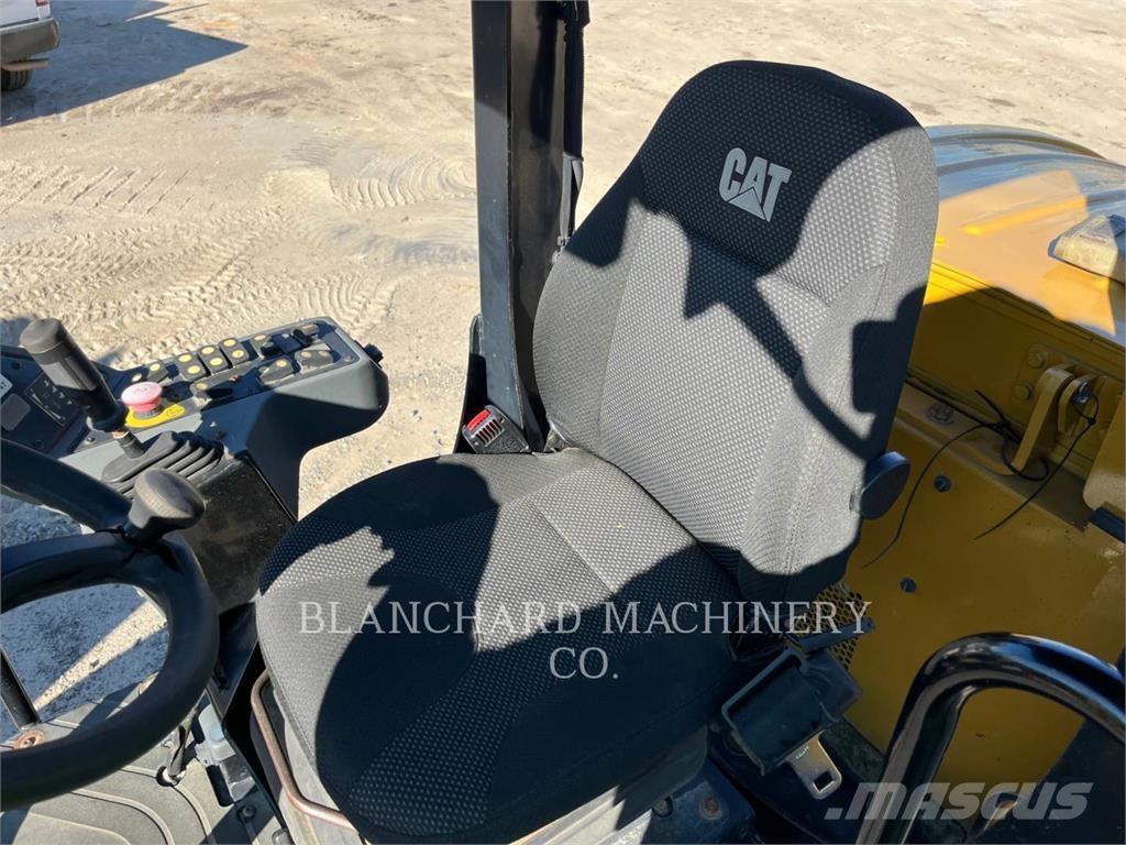 CAT CS44B 單輪滾壓機