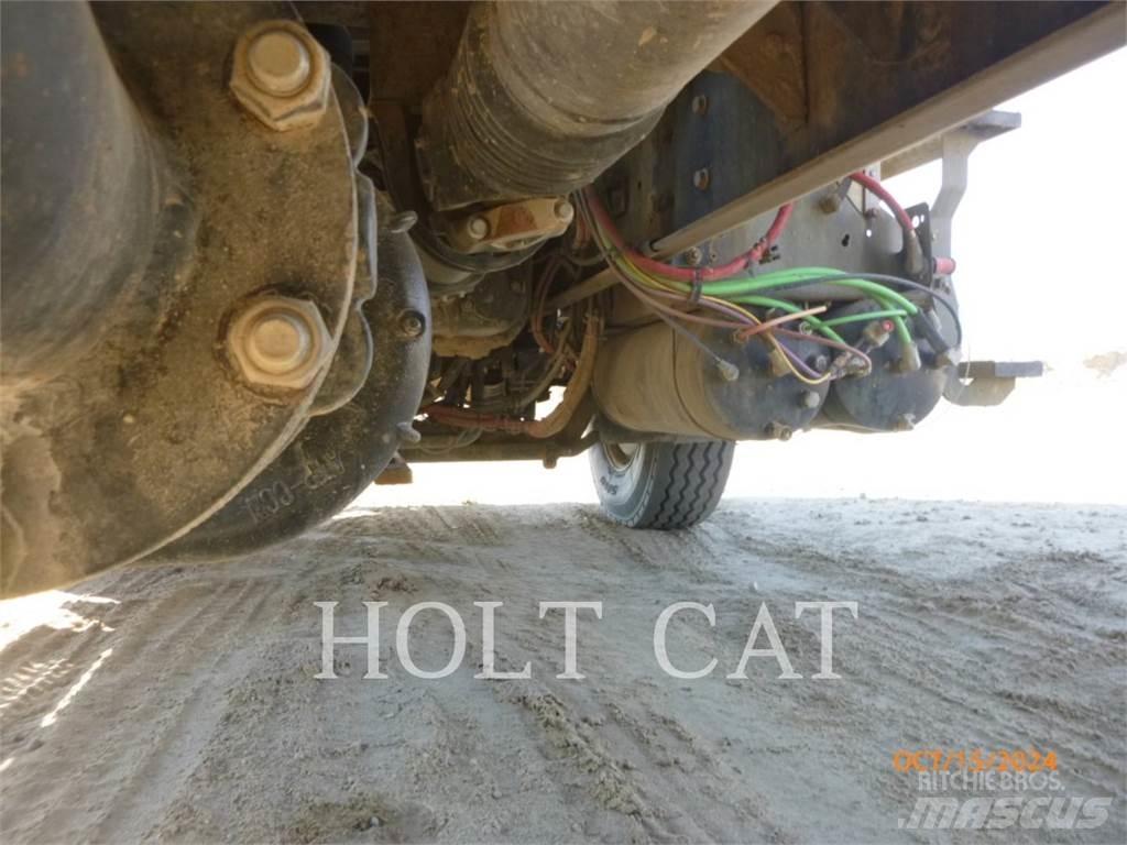 CAT CT660S SBA 6X4 運油車