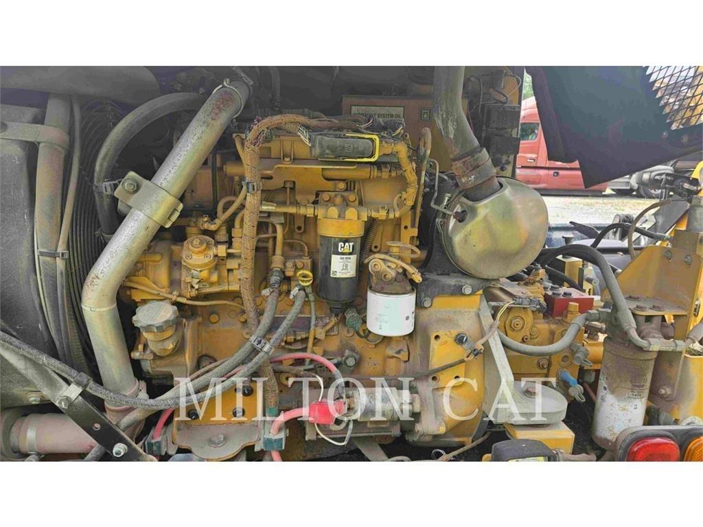 CAT CW14 膠輪滾壓機