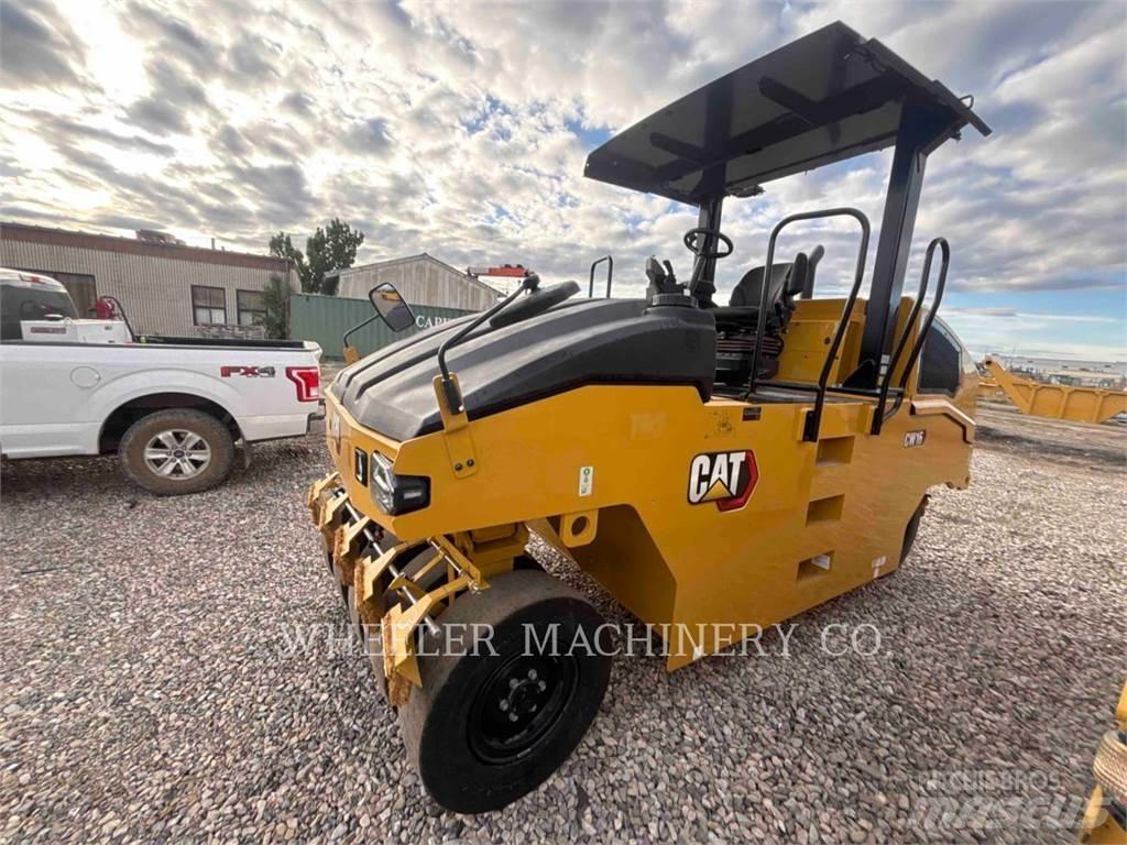 CAT CW16 膠輪滾壓機