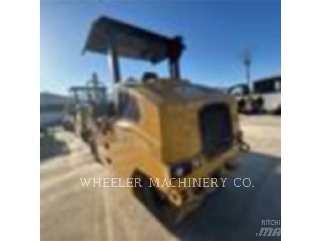 CAT CW16 膠輪滾壓機