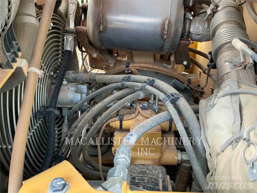 CAT CW16 膠輪滾壓機