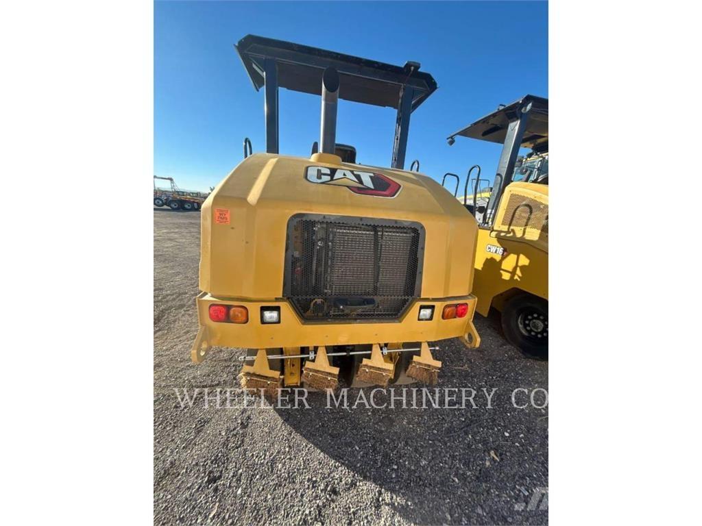 CAT CW16 膠輪滾壓機