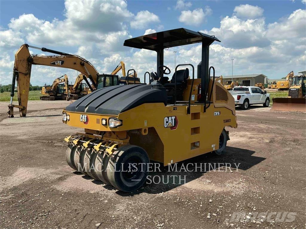 CAT CW16 膠輪滾壓機