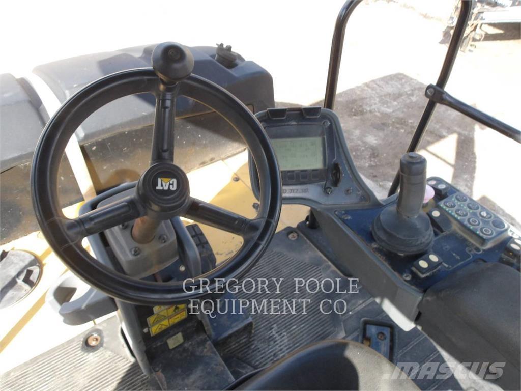 CAT CW16 膠輪滾壓機