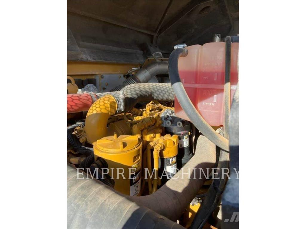CAT CW34 膠輪滾壓機