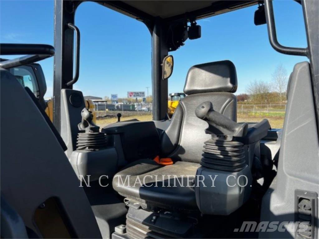 CAT D2 XLCN 履帶推土機