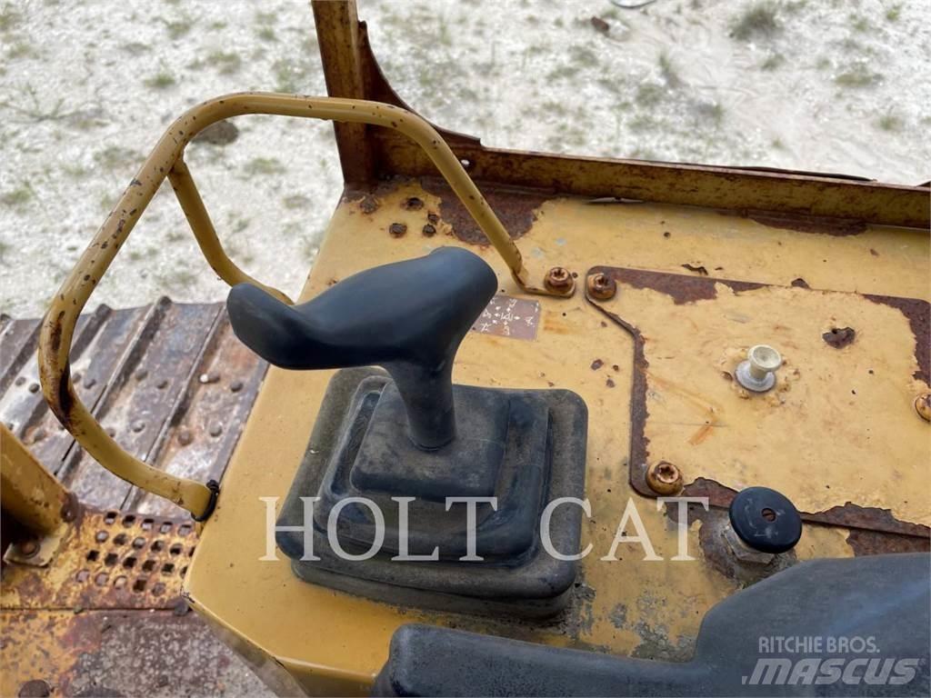 CAT D5M 履帶推土機