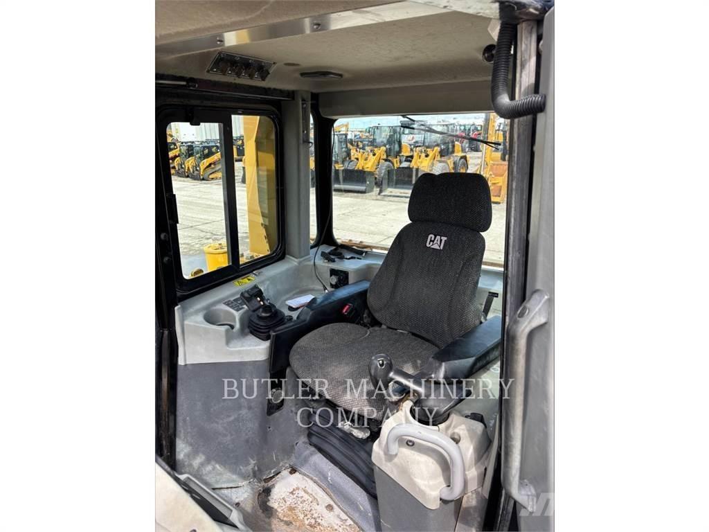 CAT D6T 履帶推土機