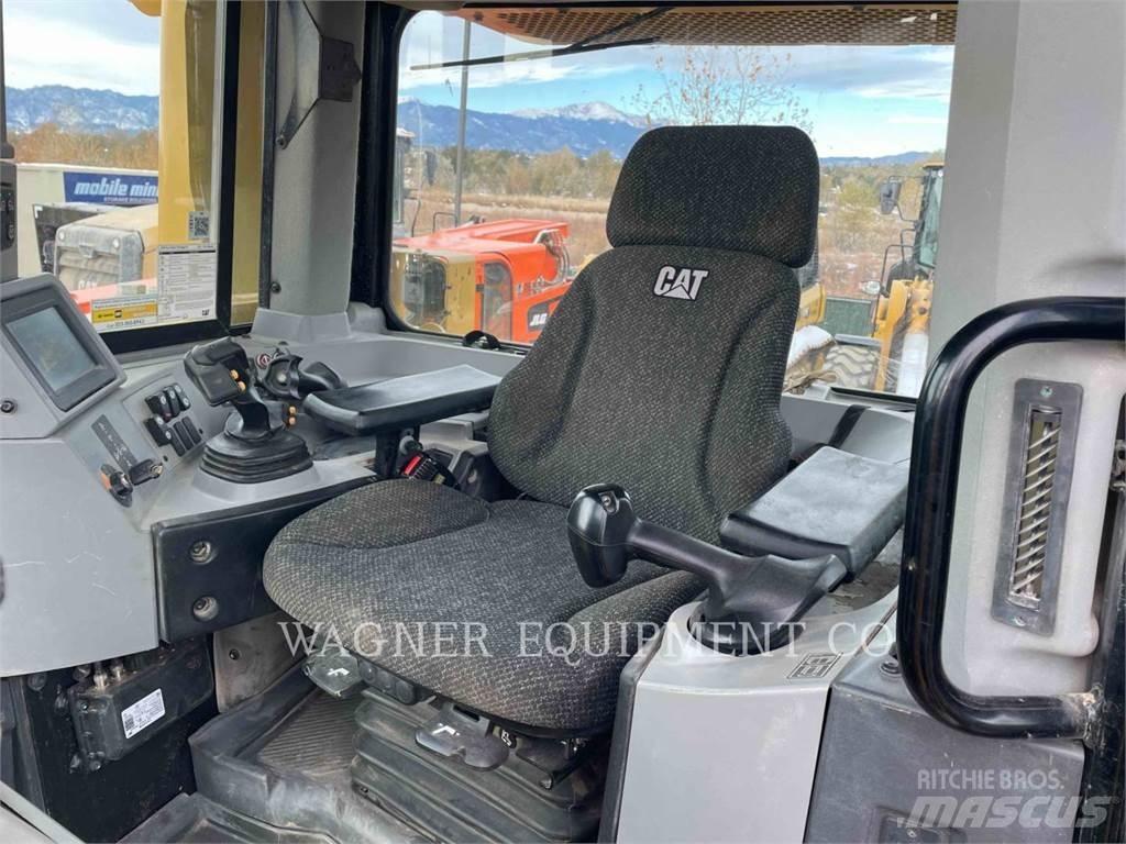 CAT D8T 履帶推土機