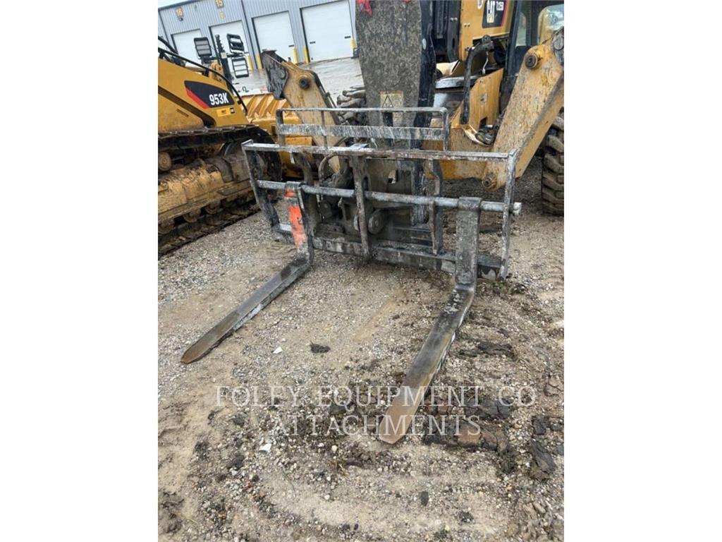 CAT FKTHT72W 伸縮臂操作車