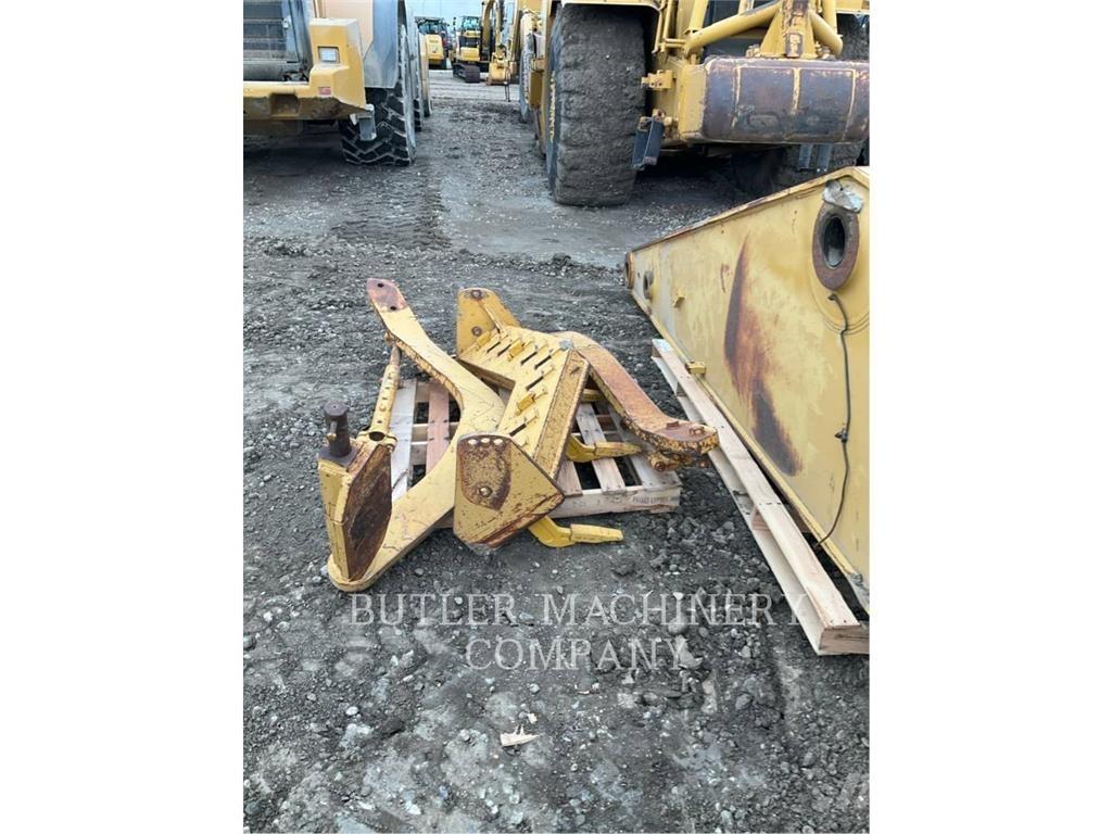 CAT FRONT SCARIFIER 鬆土機