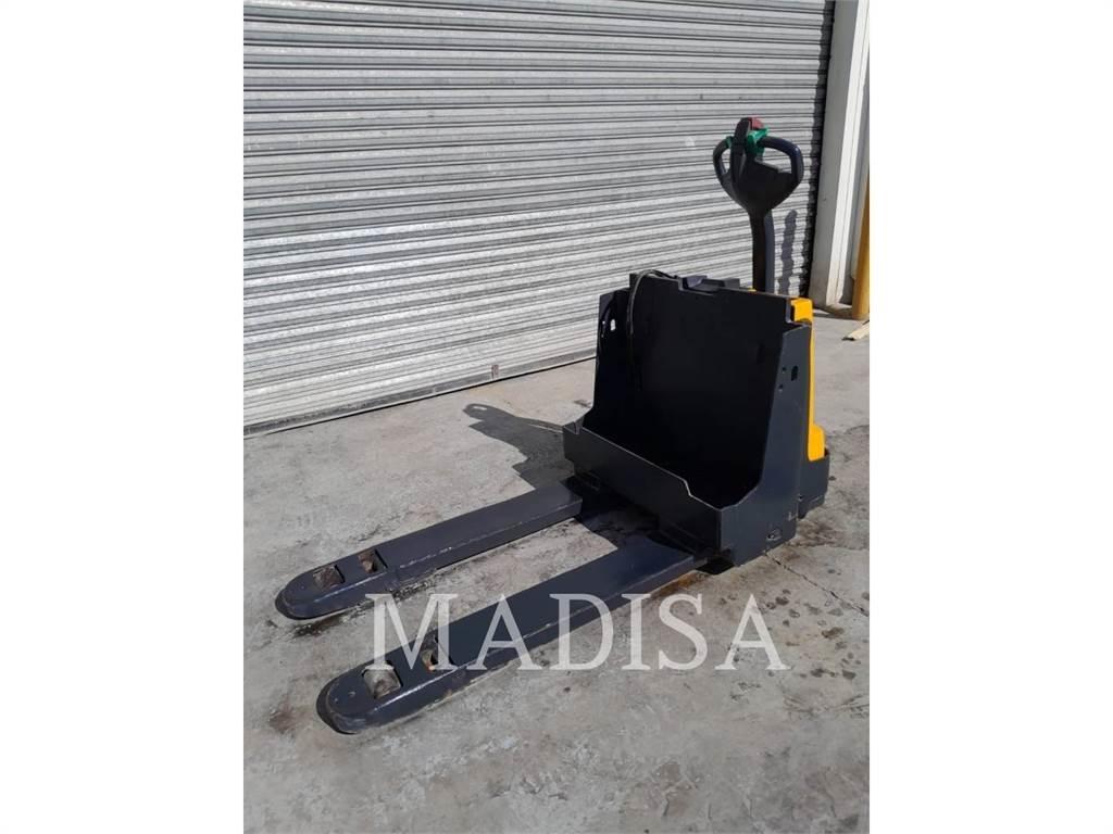 CAT LIFT TRUCKS EJE120E 高爾夫球車
