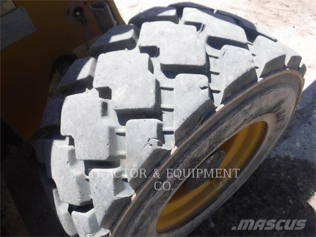 CAT TH255 伸縮臂操作車