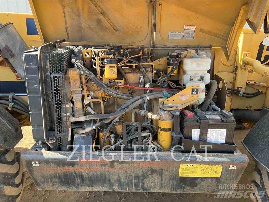CAT TH63 伸縮臂操作車