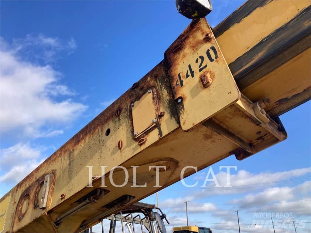 CAT TH63 伸縮臂操作車
